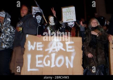 La "marcia della maschera del lionio" vede le proteste indossare V per le maschere di Guy Fawkes stile vendetta e dimostra contro l'austerità, la violazione dei RI civili Foto Stock
