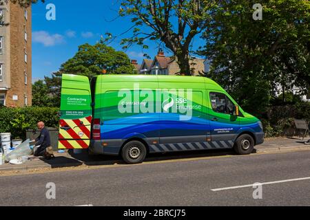 SSE Enterprise Contraente van e lavoratore a Bournemouth, Dorset UK nel mese di maggio - Mercedes-Benz Sprinter van Foto Stock