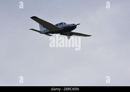 Un aereo leggero nel cielo appena fuori dall'aeroporto di Bristol Foto Stock