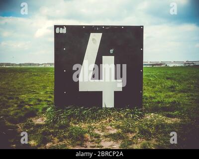 Numero 4: Conto alla rovescia sulla pista dell'aeroporto Templehof, Berlino, Germania Foto Stock