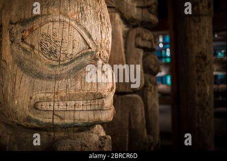 Totem pali in esposizione in Totem Heritage Center, Ketchikan Musei, Ketchikan, Alaska, Stati Uniti. Foto Stock