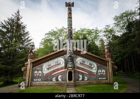 Il Totem bight state Historical Park, Ketchikan, Alaska, USA, mostra una collezione di totem nativi americani e la casa del clan Raven vagabondante. Foto Stock