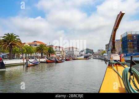 Aveiro, Portogallo - 17 luglio 2019: Vista in prima persona della vela a Moliceiro, barca tradizionale ad Aveiro, vela sul canale e ritorno alla torta Foto Stock