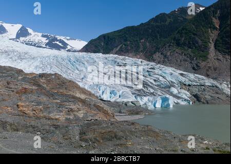 West Glacier Trail, Tongass National Forest, Juneau, Southeast Alaska, USA, si snoda attraverso le foreste passando le cascate fino al lato occidentale di Mendenhall G. Foto Stock