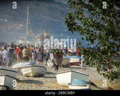 Processione sul mare della Statua della Vergine Maria con Bambino - Maria di Porto salvo (Porto sonoro) a Soverato (Calabria) Foto Stock