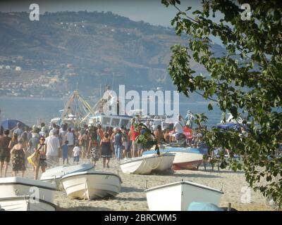 Processione sul mare della Statua della Vergine Maria con Bambino - Maria di Porto salvo (Porto sonoro) a Soverato (Calabria) Foto Stock