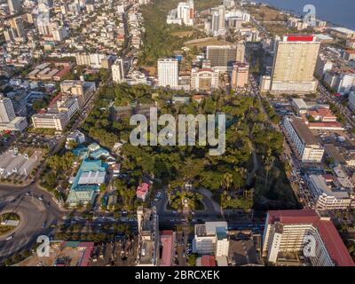 Vista aerea, centro città con il Giardino Botanico di Tunduru, Maputo, Mozambico Foto Stock