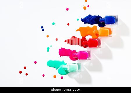 Smalto colorato per unghie, turchese, rosa, rosso, arancio, blu, versato, vita still, fotografia in studio, Italia Foto Stock