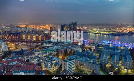 Vista aerea, zona del porto, Speicherstadt e Elbe Philharmonic Hall, di notte, Amburgo, Germania Foto Stock