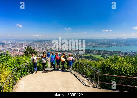 La gente al punto di osservazione, la cima di Zurigo, vista dal Uetliberg alla città di Zurigo e il lago di Zurigo, il lago di Zurigo, il Canton Zurigo, Svizzera Foto Stock