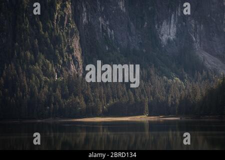 Misty Fjords National Monumnet, Ketchikan, Alaska sudorientale, USA, è rinomata per le viste panoramiche come questa spiaggia remota tra le scogliere. Foto Stock