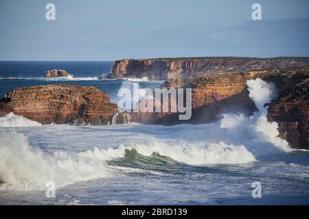 Surf su costa rocciosa, Praia do Amado, Portogallo Foto Stock