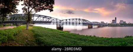 Foto panoramica del ponte Trang Tien a Hue all'alba. Il Ponte di Truong Tien è un importante simbolo storico di Hue. Per più di 100 anni di esistenza Foto Stock