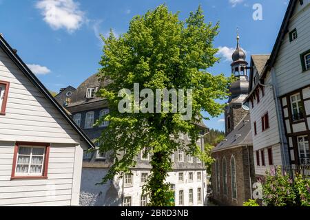 Vista della chiesa di Monschau, Germania Foto Stock