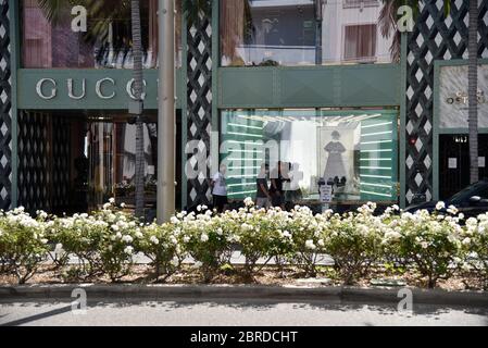 Beverly Hills, CA/USA - 8 maggio 2020: Uomini in maschere a piedi dal negozio Gucci su Rodeo Drive durante la quarantena COVID-19 Foto Stock