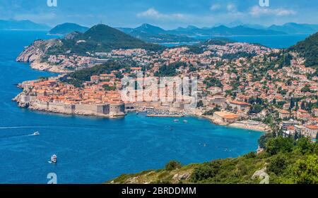 Una vista panoramica sulle parti antiche e moderne della città di Dubrovnik, Croazia, che si affaccia a nord lungo la costa dalmata e il Mar Adriatico. Foto Stock