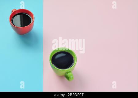 Americano nelle diverse tazze sullo sfondo rosa. Piatto, laici festosa giornata concetto. Questa immagine può essere utilizzata per mostrare il coffee break di tempo o di mattina Foto Stock