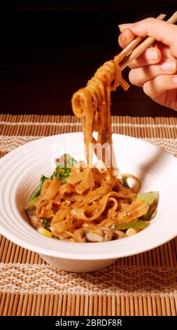 DAN DAN NOODLE SENZA GLUTINE CON MAIS, PANNOCCHIE, FUNGHI, CAPPSICUM, ONION, SPINACI Foto Stock