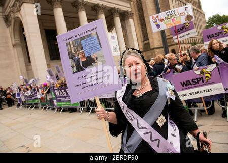 I manifestanti WASPI sono in possesso di striscioni e cartelli che chiedono una pensione uguale Diritti delle donne - Donne contro la disuguaglianza delle pensioni statali Foto Stock