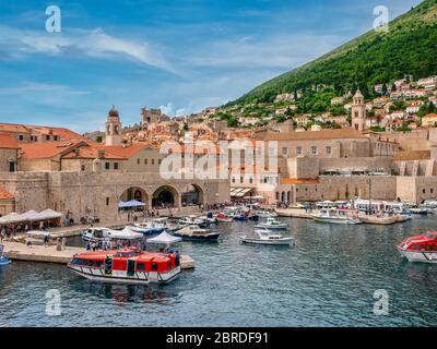 Dubrovnik, Croazia - 3 giugno 2016. Ampia vista sul lungomare della città vecchia di Dubrovnik, affollata di turisti, barche ormeggiate e navette per crociere. Foto Stock