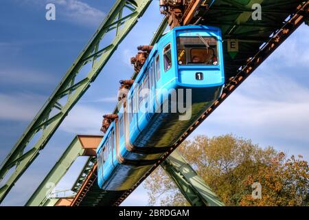 Un treno della ferrovia sospesa di Wuppertal Foto Stock