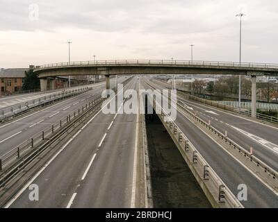 L'autostrada M8, solitamente trafficata, e il Kingston Bridge, che attraversa la città di Glasgow e il fiume Clyde, illustrando che il blocco del governo, le linee guida per le distanze sociali e gli avvisi "a casa" vengono rispettati durante la pandemia di Coronavirus. Foto Stock