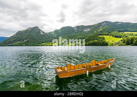 Il paesaggio norvegese con una barca sul lago contro le montagne Foto Stock