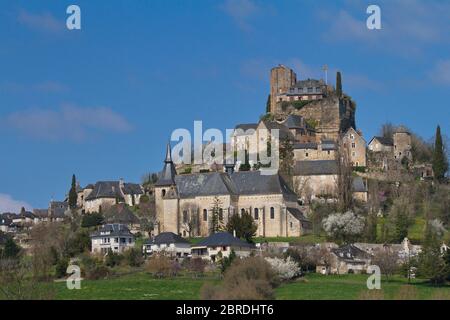 Turenne, Limousin/France; 03 marzo 2016. Turenne è un comune francese situato nel dipartimento della Corrèze nella regione del Limosino. Foto Stock