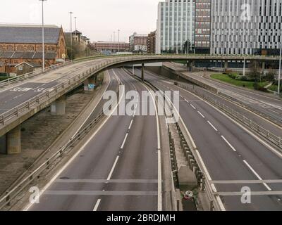 L'autostrada M8, solitamente trafficata, a Charing Cross, che attraversa la città di Glasgow, dimostra che il blocco del governo, le linee guida per le distanze sociali e gli avvisi "a casa" vengono rispettati durante la pandemia di Coronavirus. Foto Stock