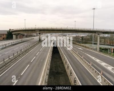 L'autostrada M8, solitamente trafficata, e il Kingston Bridge, che attraversa la città di Glasgow e il fiume Clyde, illustrando che il blocco del governo, le linee guida per le distanze sociali e gli avvisi "a casa" vengono rispettati durante la pandemia di Coronavirus. Foto Stock