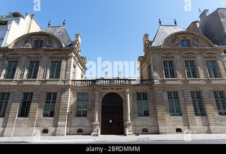 L'hotel de Sully, i suoi motivi ornamentali manieristi sono rappresentativi del tardo Rinascimento, Parigi, Francia. Foto Stock