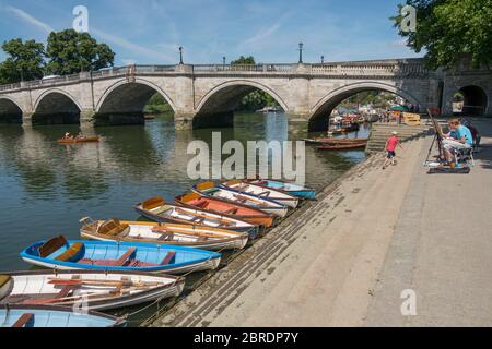 Barche a remi a noleggio sul Tamigi a Richmond upon Thames, nel sud-ovest di Londra, Regno Unito, con artisti che dipingeranno dal fiume Foto Stock