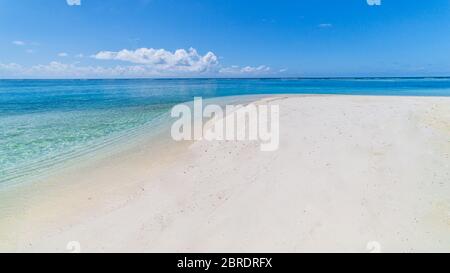 Scenario di spiaggia vuota per il concetto di cielo di sabbia marina. Estate spiaggia sfondo. Sabbia e mare e cielo Foto Stock