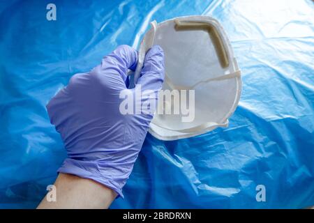 DPI essenziali, come maschera, sapone liquido e guanti, per proteggersi da covid-19 e altre malattie infettive Foto Stock