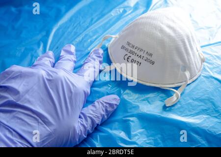 DPI essenziali, come maschera, sapone liquido e guanti, per proteggersi da covid-19 e altre malattie infettive Foto Stock