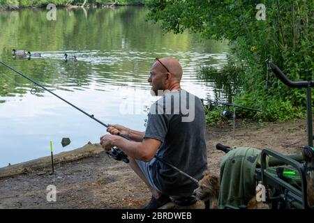 Brentwood Essex 21 maggio 2020 Essex Country Parks aperti al pubblico per la prima volta dall'inizio della chiusura. North Weald Country Park, Brentwood Essex Angler and anatks, Credit: Ian Davidson/Alamy Live News Foto Stock