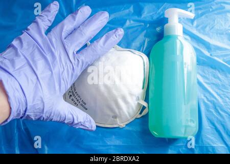 DPI essenziali, come maschera, sapone liquido e guanti, per proteggersi da covid-19 e altre malattie infettive Foto Stock