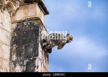 Gargoyle sulla facciata del Monastero di Santa Maria della Vittoria a Batalha, Portogallo Foto Stock