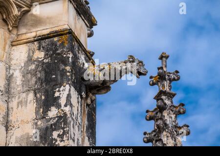 Gargoyle sulla facciata del Monastero di Santa Maria della Vittoria a Batalha, Portogallo Foto Stock