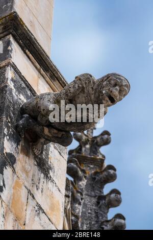 Gargoyle sulla facciata del Monastero di Santa Maria della Vittoria a Batalha, Portogallo Foto Stock