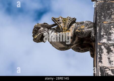 Gargoyle sulla facciata del Monastero di Santa Maria della Vittoria a Batalha, Portogallo Foto Stock