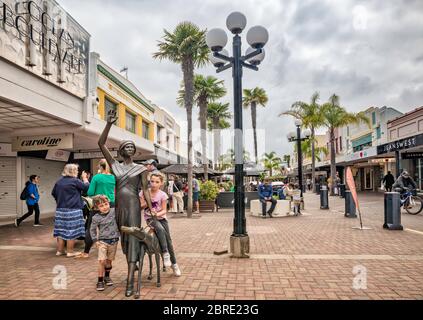 A Wave in Time, scultura di Sheila Williams, di Mark Whyte, edificio Art Deco su Emerson Street a Napier, Isola del Nord, Nuova Zelanda Foto Stock