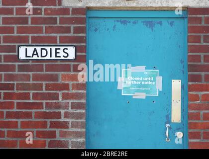 Bagni chiusi a causa del coronavirus o Covid 19 in una spiaggia nel Regno Unito Foto Stock