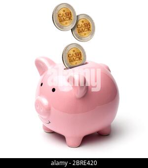 Monete Cashback cade in una banca piggy. Rimborso. Pagamenti bonus dopo l'acquisto. Isolato su sfondo bianco. Foto Stock