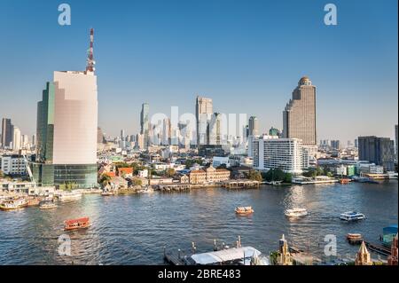 Fotografando dal moderno centro commerciale IconSiam guardando oltre il fiume Chao Phraya a Bangkok, Thailandia. Foto Stock