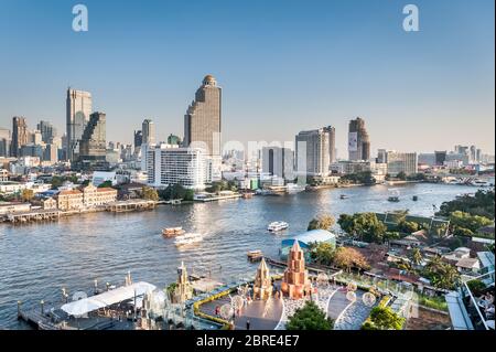Fotografando dal moderno centro commerciale IconSiam guardando oltre il fiume Chao Phraya a Bangkok, Thailandia. Foto Stock