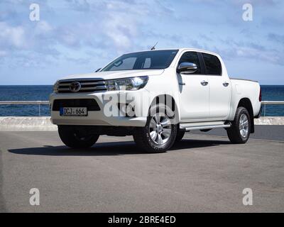 BARCELLONA, SPAGNA-29 APRILE 2020: 2016 Toyota Hilux Invincible (GUN125R), ottava generazione nelle strade della città vicino al mare Foto Stock