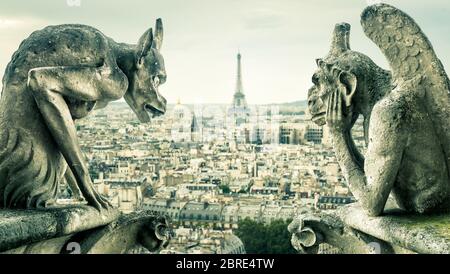 Gargoyles o chimere sulla Notre Dame de Paris che si affaccia sulla città di Parigi, Francia. La vecchia cattedrale di Notre Dame è un famoso punto di riferimento di Parigi. Dramat Foto Stock