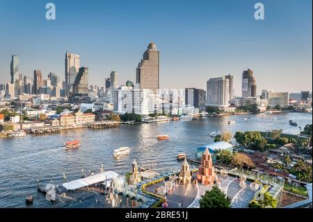 Fotografando dal moderno centro commerciale IconSiam guardando oltre il fiume Chao Phraya a Bangkok, Thailandia. Foto Stock