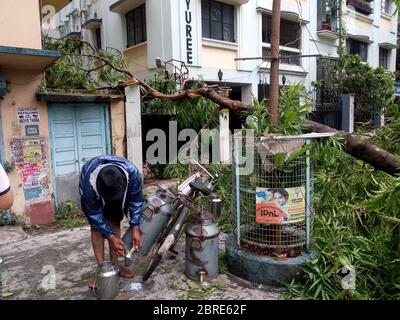 Kolkata, India. 21 Maggio 2020. Dopo il super ciclone Amphan passato attraverso l'India, gli alberi sono caduti e anche tutte le strade sono chiuse. Anche il posto di elettricità è scomposto a causa di tempesta. (Foto di Sunam Banerjee/Pacific Press) Credit: Pacific Press Agency/Alamy Live News Foto Stock